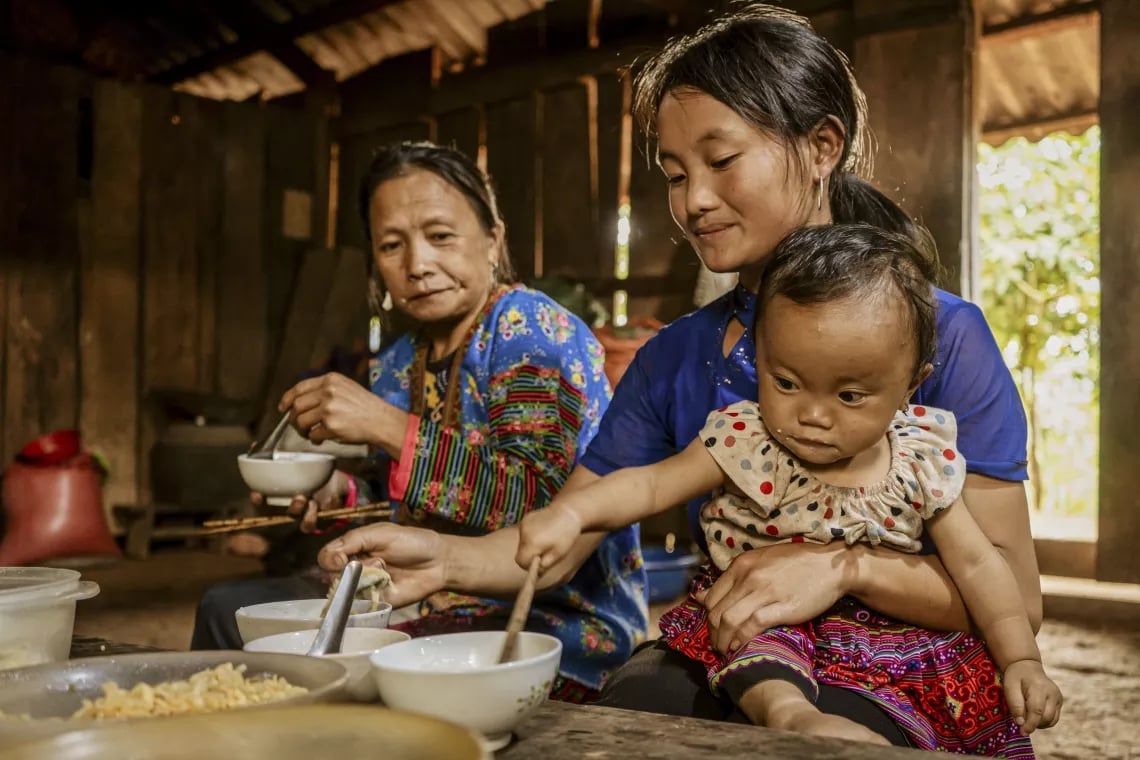 Liên hợp quốc đã hỗ trợ thực phẩm nấu chậm, giàu dinh dưỡng cho nhiều bà mẹ và trẻ em trên toàn quốc. Ảnh: UNICEF. Liên hợp quốc đã hỗ trợ thực phẩm nấu chậm, giàu dinh dưỡng cho nhiều bà mẹ và trẻ em trên toàn quốc. Ảnh: UNICEF.