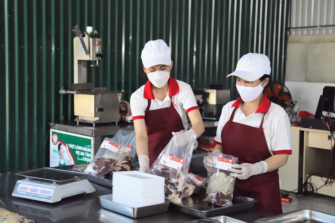 Sau khi chế biến tại Công ty TNHH Nhật Thành Food, sản phẩm thịt gia súc được dán tem nhãn số lượng, giá tiền, ngày sản xuất và hạn sử dụng, sau đó chuyển sang kho lạnh bảo quản. Ảnh: Phương Chi. Sau khi chế biến tại Công ty TNHH Nhật Thành Food, sản phẩm thịt gia súc được dán tem nhãn số lượng, giá tiền, ngày sản xuất và hạn sử dụng, sau đó chuyển sang kho lạnh bảo quản. Ảnh: Phương Chi.