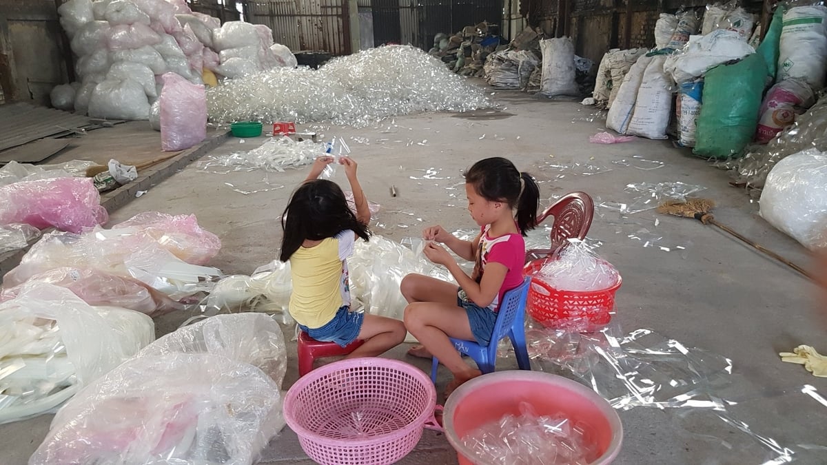 Một cơ sở sản xuất nhựa của làng nghề tái chế phế liệu. Ảnh: Kiên Trung. Một cơ sở sản xuất nhựa của làng nghề tái chế phế liệu. Ảnh: Kiên Trung.