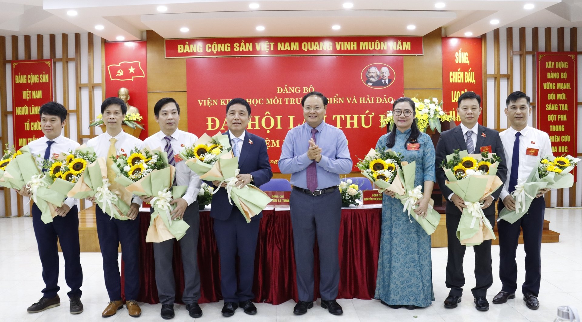 Thứ trưởng Lê Minh Ngân tặng hoa, chúc mừng Ban Chấp hành Đảng ủy Viện Khoa học Môi trường, Biển và Hải đảo nhiệm kỳ 2025-2030. Ảnh: Nguyễn Thủy. Thứ trưởng Lê Minh Ngân tặng hoa, chúc mừng Ban Chấp hành Đảng ủy Viện Khoa học Môi trường, Biển và Hải đảo nhiệm kỳ 2025-2030. Ảnh: Nguyễn Thủy.