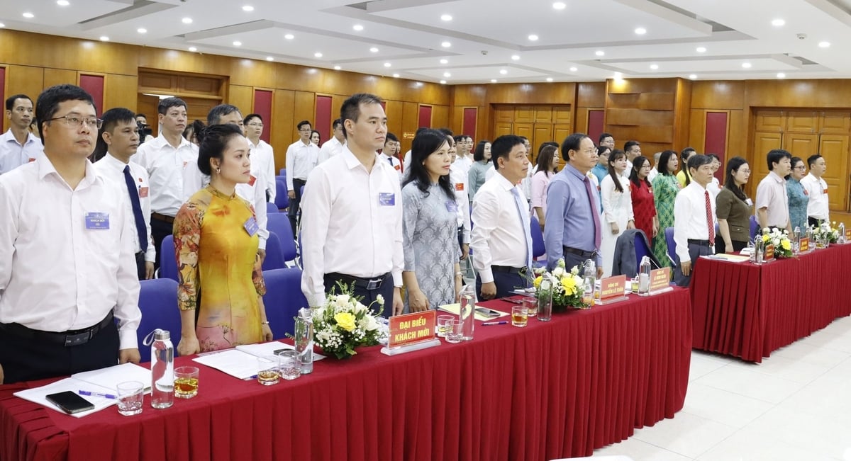 Đồng chí Lê Minh Ngân, Ủy viên Ban Thường vụ Đảng ủy, Thứ trưởng Bộ Nông nghiệp và Môi trường dự và phát biểu chỉ đạo Đại hội. Tham dự Đại hội có đồng chí Phan Thành Công, Phó Trưởng ban Tuyên giáo Đảng ủy; đồng chí Nguyễn Thị Yến, Phó Chánh Văn phòng Đảng ủy Bộ; các đồng chí giúp việc Đảng ủy Bộ; cùng toàn thể đảng viên Đảng bộ Viện Khoa học Môi trường, Biển và Hải đảo. Ảnh: Nguyễn Thủy. Đồng chí Lê Minh Ngân, Ủy viên Ban Thường vụ Đảng ủy, Thứ trưởng Bộ Nông nghiệp và Môi trường dự và phát biểu chỉ đạo Đại hội. Tham dự Đại hội có đồng chí Phan Thành Công, Phó Trưởng ban Tuyên giáo Đảng ủy; đồng chí Nguyễn Thị Yến, Phó Chánh Văn phòng Đảng ủy Bộ; các đồng chí giúp việc Đảng ủy Bộ; cùng toàn thể đảng viên Đảng bộ Viện Khoa học Môi trường, Biển và Hải đảo. Ảnh: Nguyễn Thủy.
