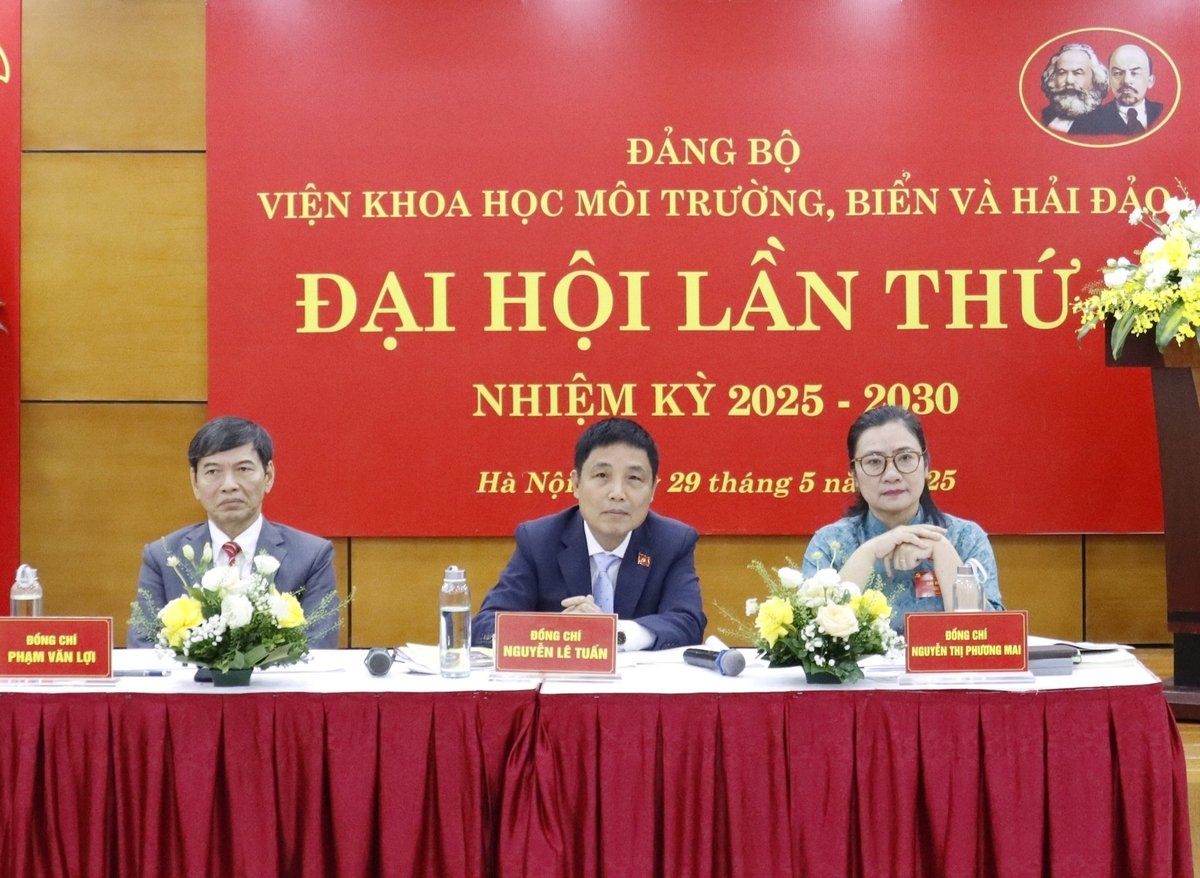 Đoàn Chủ tịch điều hành Đại hội Viện Khoa học Môi trường, Biển và Hải đảo. Ảnh: Nguyễn Thủy. Đoàn Chủ tịch điều hành Đại hội Viện Khoa học Môi trường, Biển và Hải đảo. Ảnh: Nguyễn Thủy.
