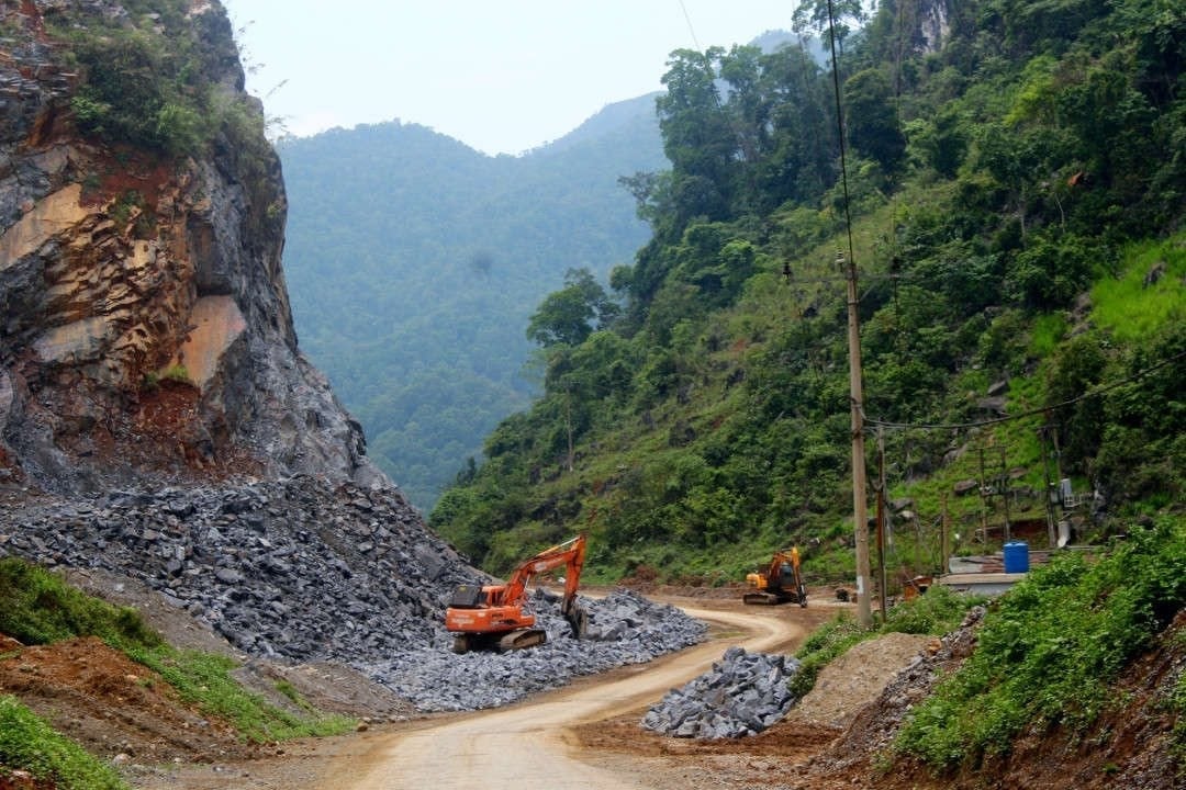 Hoạt động khai thác khoáng sản trên địa bàn tỉnh góp phần vào phát triển kinh tế-xã hội. Ảnh: Trần Hương. Hoạt động khai thác khoáng sản trên địa bàn tỉnh góp phần vào phát triển kinh tế-xã hội. Ảnh: Trần Hương.
