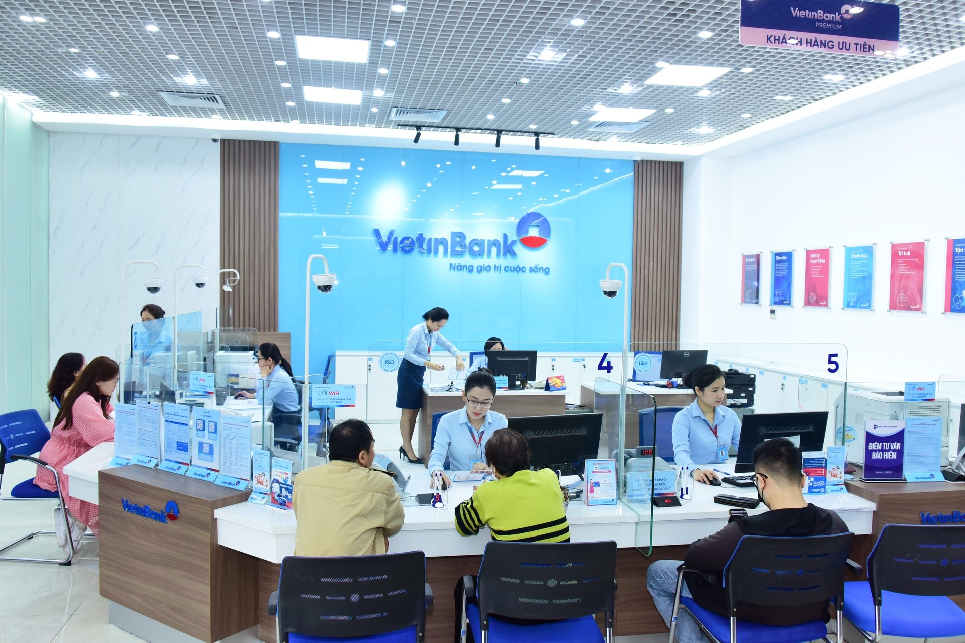 VietinBank thực hiện tinh gọn mạng lưới, thay thế bằng nền tảng số với mục tiêu tối ưu trải nghiệm của khách hàng, nâng cao hiệu quả hoạt động của ngân hàng. Ảnh: VietinBank. VietinBank thực hiện tinh gọn mạng lưới, thay thế bằng nền tảng số với mục tiêu tối ưu trải nghiệm của khách hàng, nâng cao hiệu quả hoạt động của ngân hàng. Ảnh: VietinBank.