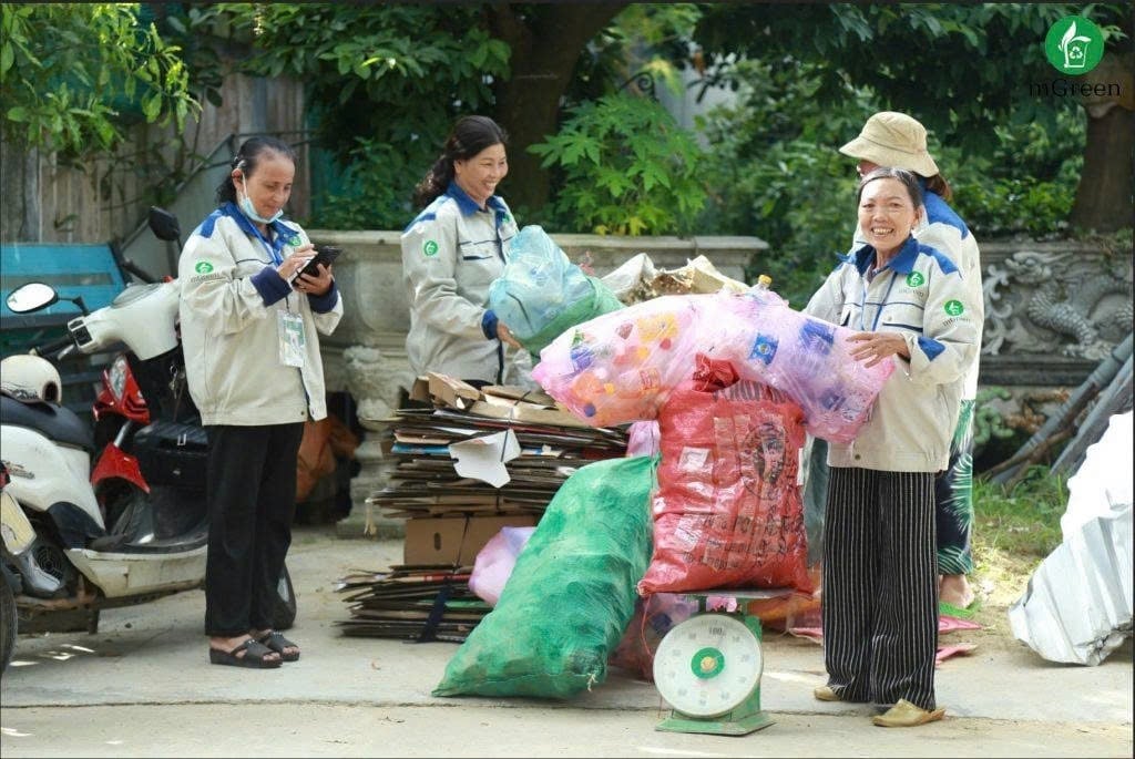 Cộng đồng nữ ve chai là đối tượng hưởng lợi chính trong dự án 'Huế - Đô thị giảm nhựa ở miền Trung Việt Nam'. Ảnh: TVA. Cộng đồng nữ ve chai là đối tượng hưởng lợi chính trong dự án 'Huế - Đô thị giảm nhựa ở miền Trung Việt Nam'. Ảnh: TVA.