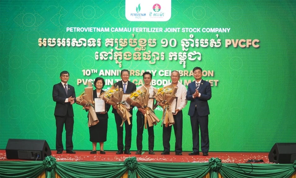 Đại diện PVCFC trao quà và hoa cho các nhà phân phối tại Campuchia. Đại diện PVCFC trao quà và hoa cho các nhà phân phối tại Campuchia.