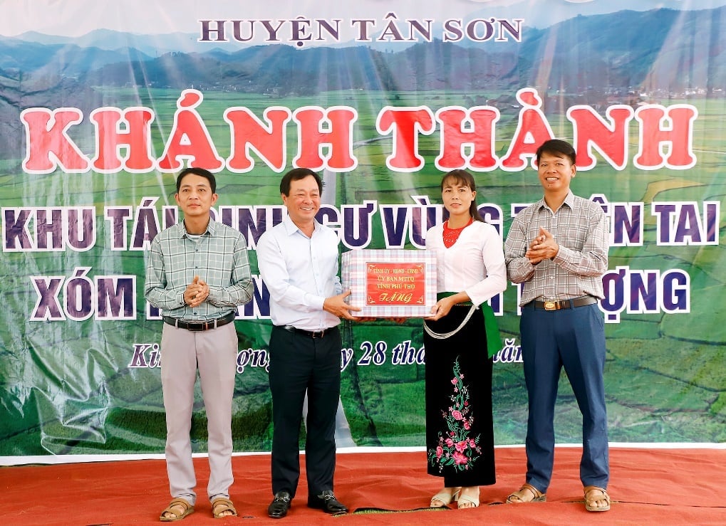 Chủ tịch UBND tỉnh Phú Thọ Bùi Văn Quang tặng quà người dân xóm Nhàng. Ảnh: PT. Chủ tịch UBND tỉnh Phú Thọ Bùi Văn Quang tặng quà người dân xóm Nhàng. Ảnh: PT.