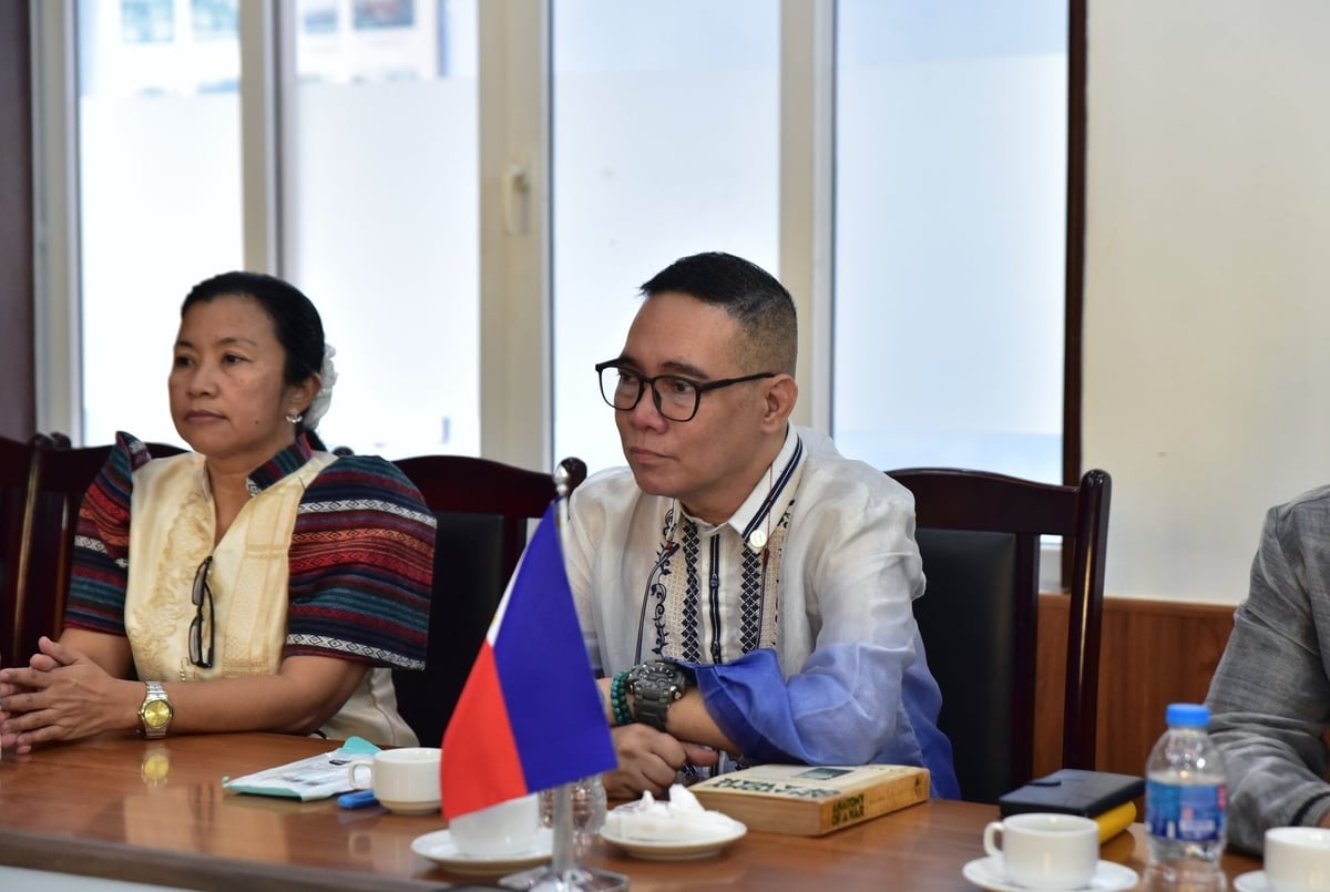 TS Mario Ferdinand Ayano Pasion, Chủ tịch Hội Hữu nghị Philippines - Việt Nam, cam kết sẽ đóng vai trò là cầu nối, góp phần xây dựng và củng cố mối quan hệ bền chặt giữa hai nước và với cộng đồng ASEAN. Ảnh: Kiều Chi. TS Mario Ferdinand Ayano Pasion, Chủ tịch Hội Hữu nghị Philippines - Việt Nam, cam kết sẽ đóng vai trò là cầu nối, góp phần xây dựng và củng cố mối quan hệ bền chặt giữa hai nước và với cộng đồng ASEAN. Ảnh: Kiều Chi.