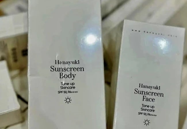 Sản phẩm kem chống nắng Hanayuki Sunscreen Body do Đoàn Di Băng quảng cáo có chỉ số chống nắng là 50 nhưng thực tế chỉ 2,4. Ảnh: TL. Sản phẩm kem chống nắng Hanayuki Sunscreen Body do Đoàn Di Băng quảng cáo có chỉ số chống nắng là 50 nhưng thực tế chỉ 2,4. Ảnh: TL.