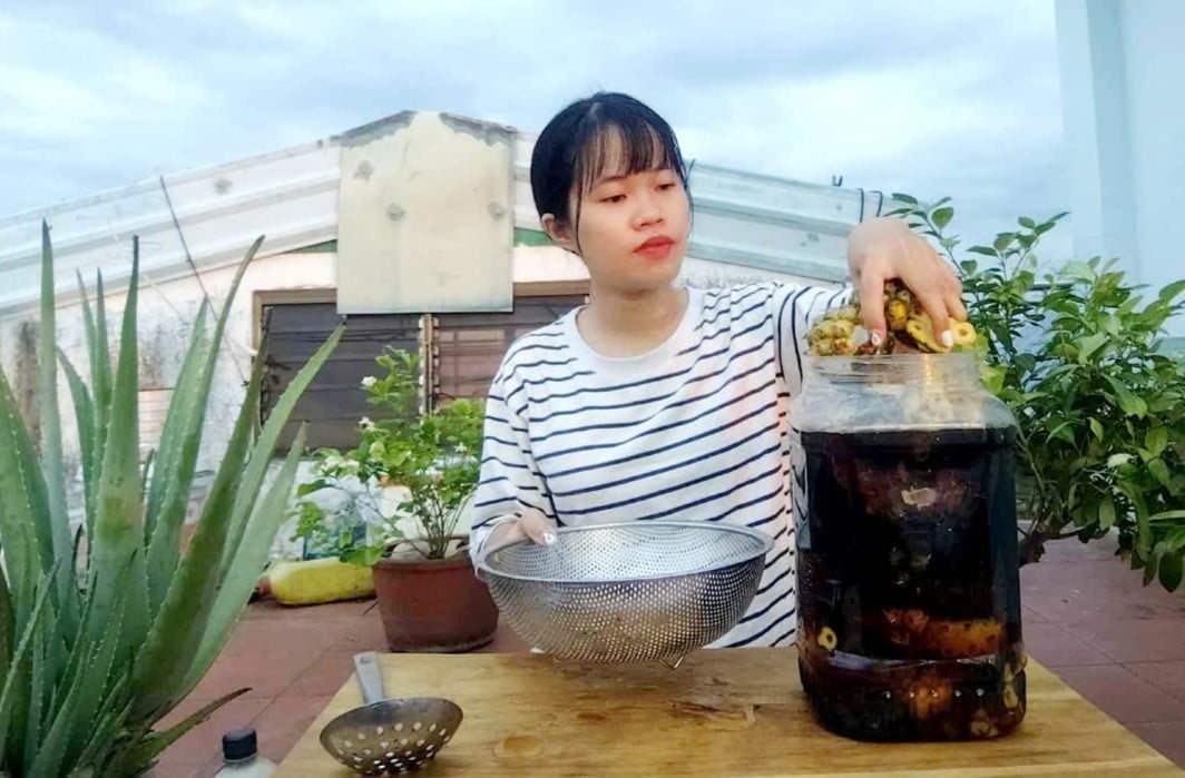 Chị Miên Nguyễn đang làm nước enzyme từ vỏ trái cây thừa. Ảnh: Miennguyenstory. Chị Miên Nguyễn đang làm nước enzyme từ vỏ trái cây thừa. Ảnh: Miennguyenstory.