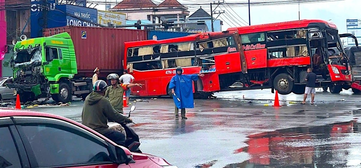 Hiện trường vụ tai nạn giao thông nghiêm trọng khiến đầu xe container biến dạng. Ảnh: HT. Hiện trường vụ tai nạn giao thông nghiêm trọng khiến đầu xe container biến dạng. Ảnh: HT.