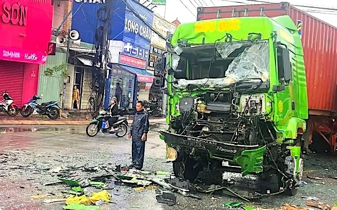Hiện trường vụ tai nạn giao thông nghiêm trọng khiến đầu xe container biến dạng. Ảnh: HT. Hiện trường vụ tai nạn giao thông nghiêm trọng khiến đầu xe container biến dạng. Ảnh: HT.