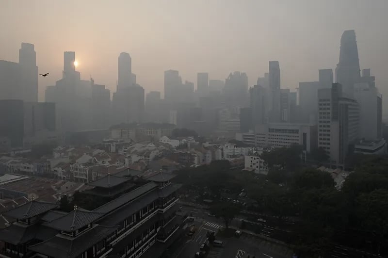 Năm 2019, chất lượng không khí tại Singapore bị ảnh hưởng nặng nề do khói bụi cháy rừng của đảo Sumatra (Indonesia). Ảnh minh hoạ. Năm 2019, chất lượng không khí tại Singapore bị ảnh hưởng nặng nề do khói bụi cháy rừng của đảo Sumatra (Indonesia). Ảnh minh hoạ.