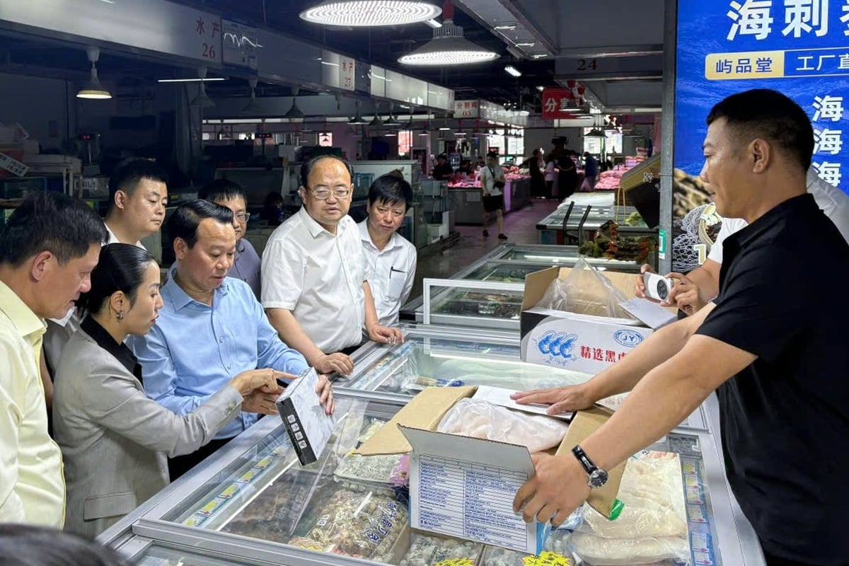 Bộ trưởng Đỗ Đức Duy kiểm tra các sản phẩm thủy sản Việt Nam được bày bán tại Bắc Kinh. Ảnh: ICD.