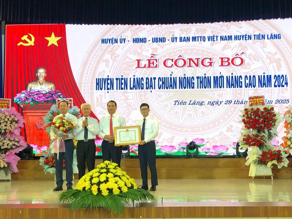 Trao quyết định công nhận huyện Tiên Lãng đạt chuẩn nông thôn mới nâng cao năm 2024. Ảnh: Phương Mai. Trao quyết định công nhận huyện Tiên Lãng đạt chuẩn nông thôn mới nâng cao năm 2024. Ảnh: Phương Mai.