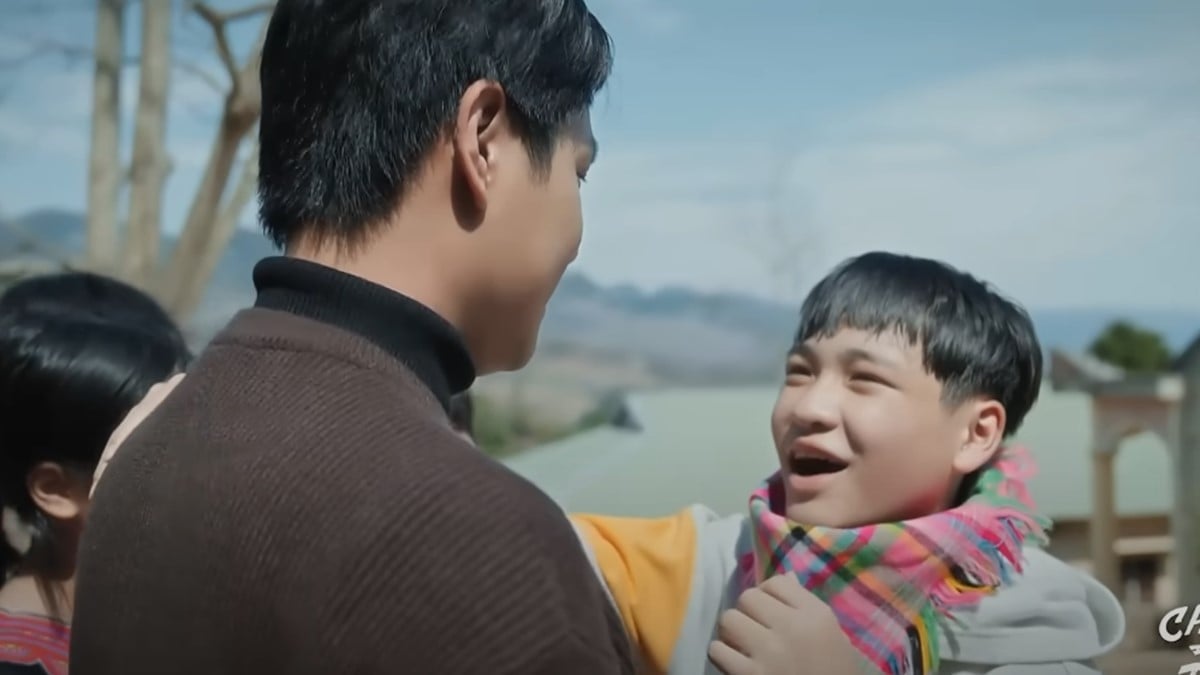 Phỏm bật cười khi vô tình bắt được Hậu. Ảnh CMH Phỏm bật cười khi vô tình bắt được Hậu. Ảnh CMH