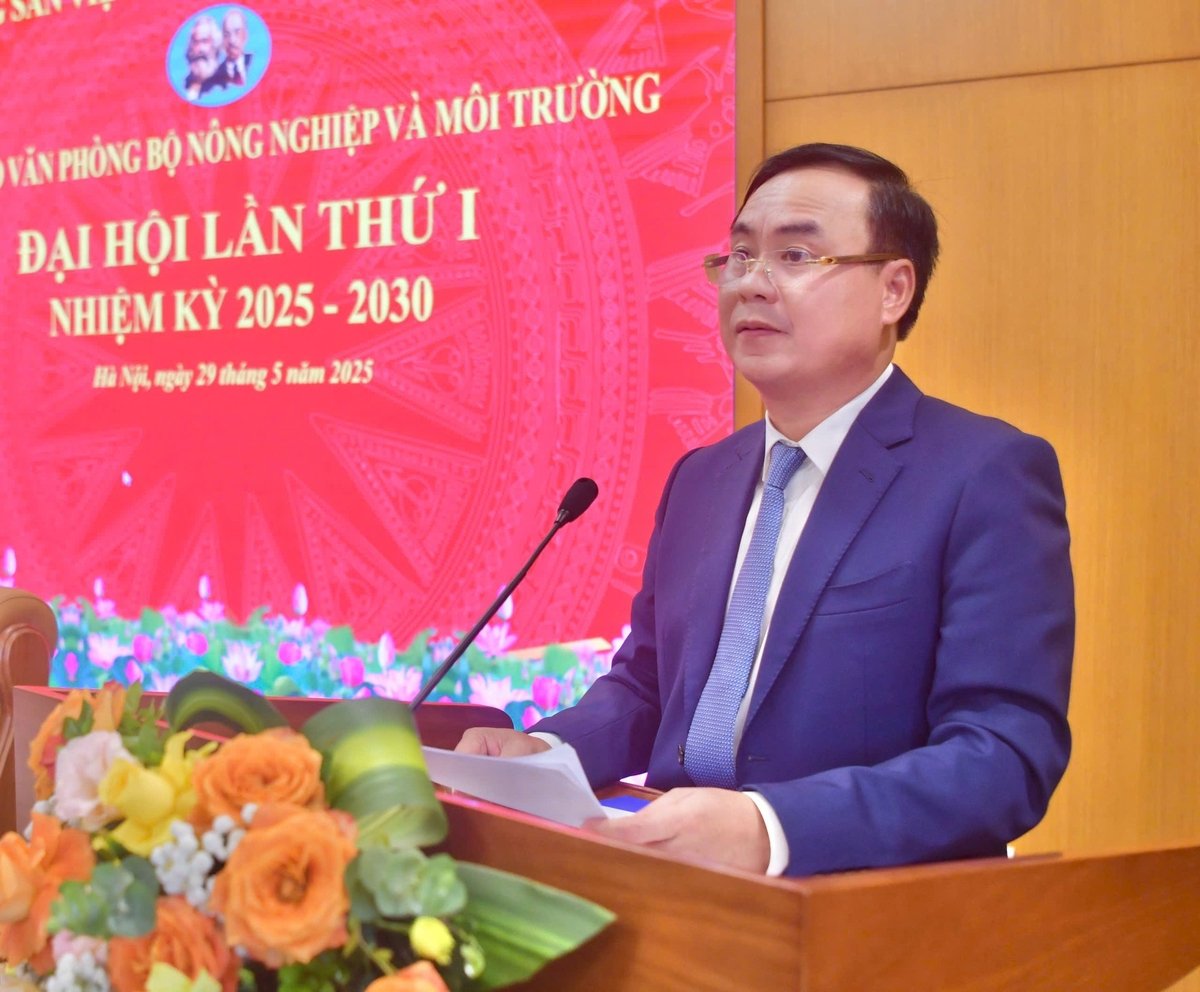 Thứ trưởng Võ Văn Hưng biểu dương Đảng bộ Văn phòng Bộ Nông nghiệp và Môi trường đã đoàn kết, thống nhất, đưa bộ máy đi vào hoạt động ổn định góp phần tích cực vào thành công chung trong việc hợp nhất Bộ Nông nghiệp và Môi trường. Ảnh: Nguyễn Thủy. Thứ trưởng Võ Văn Hưng biểu dương Đảng bộ Văn phòng Bộ Nông nghiệp và Môi trường đã đoàn kết, thống nhất, đưa bộ máy đi vào hoạt động ổn định góp phần tích cực vào thành công chung trong việc hợp nhất Bộ Nông nghiệp và Môi trường. Ảnh: Nguyễn Thủy.