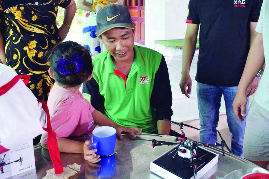 Tìm thấy đam mê, anh Đoàn gắn bó với nghề lái drone trên khắp cánh đồng. Tìm thấy đam mê, anh Đoàn gắn bó với nghề lái drone trên khắp cánh đồng.