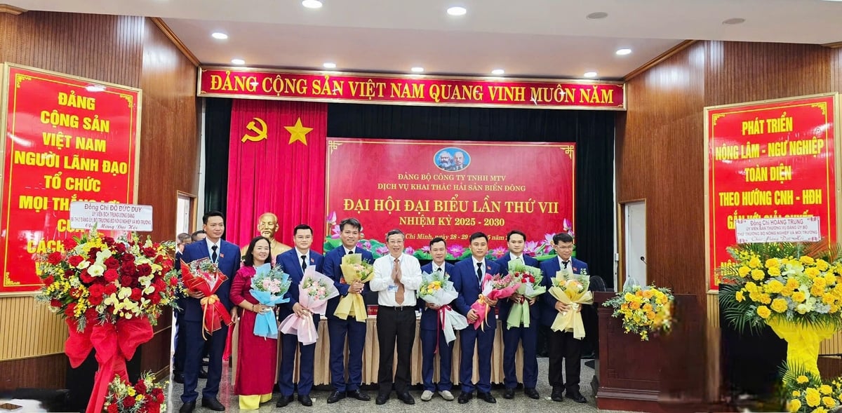 Thứ trưởng Bộ Nông nghiệp và Môi trường Hoàng Trung tặng hoa chúc mừng Ban Chấp hành Đảng bộ Công ty TNHH MTV Dịch vụ Khai thác Hải sản Biển Đông nhiệm kỳ mới. Ảnh: Minh Sáng. Thứ trưởng Bộ Nông nghiệp và Môi trường Hoàng Trung tặng hoa chúc mừng Ban Chấp hành Đảng bộ Công ty TNHH MTV Dịch vụ Khai thác Hải sản Biển Đông nhiệm kỳ mới. Ảnh: Minh Sáng.