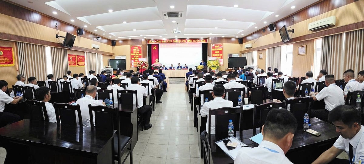 Quang cảnh Đại hội Đảng bộ Công ty TNHH MTV Dịch vụ Khai thác Hải sản Biển Đông, tiến tới Đại hội đại biểu Đảng bộ Bộ NN&MT lần thứ nhất. Ảnh: Minh Sáng. Quang cảnh Đại hội Đảng bộ Công ty TNHH MTV Dịch vụ Khai thác Hải sản Biển Đông, tiến tới Đại hội đại biểu Đảng bộ Bộ NN&MT lần thứ nhất. Ảnh: Minh Sáng.