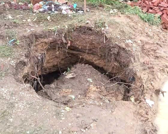 Hiện trường hố sụt lún sát quốc lộ 2C ở Tuyên Quang. Ảnh: Đào Thanh. Hiện trường hố sụt lún sát quốc lộ 2C ở Tuyên Quang. Ảnh: Đào Thanh.