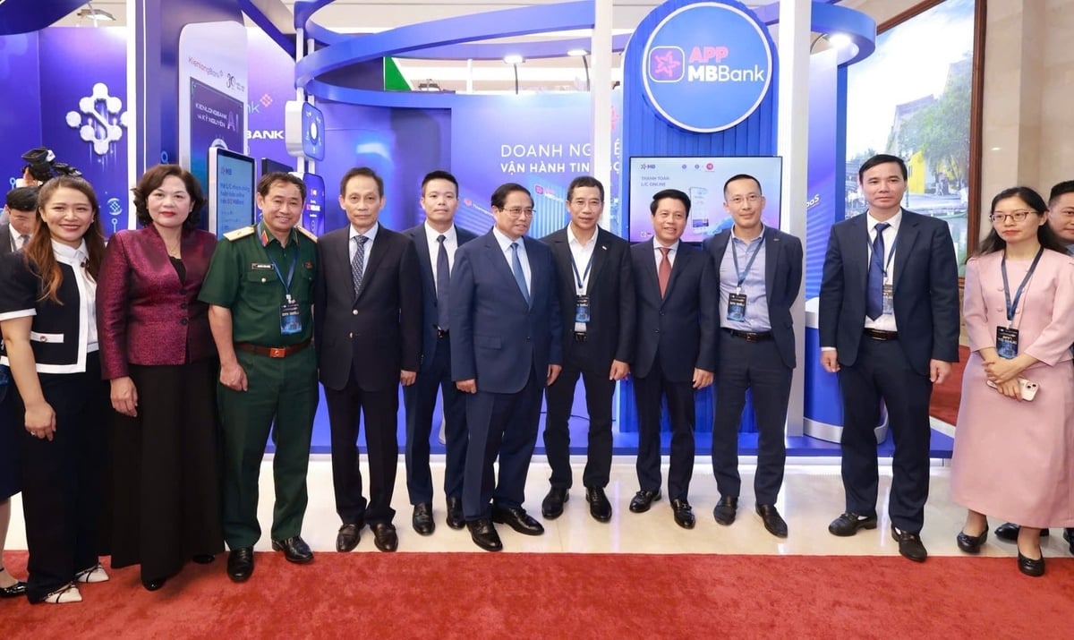 Đại diện MB vinh dự đón Thủ tướng Chính phủ và Thống đốc Ngân hàng Nhà nước. Ảnh: MB. Đại diện MB vinh dự đón Thủ tướng Chính phủ và Thống đốc Ngân hàng Nhà nước. Ảnh: MB.