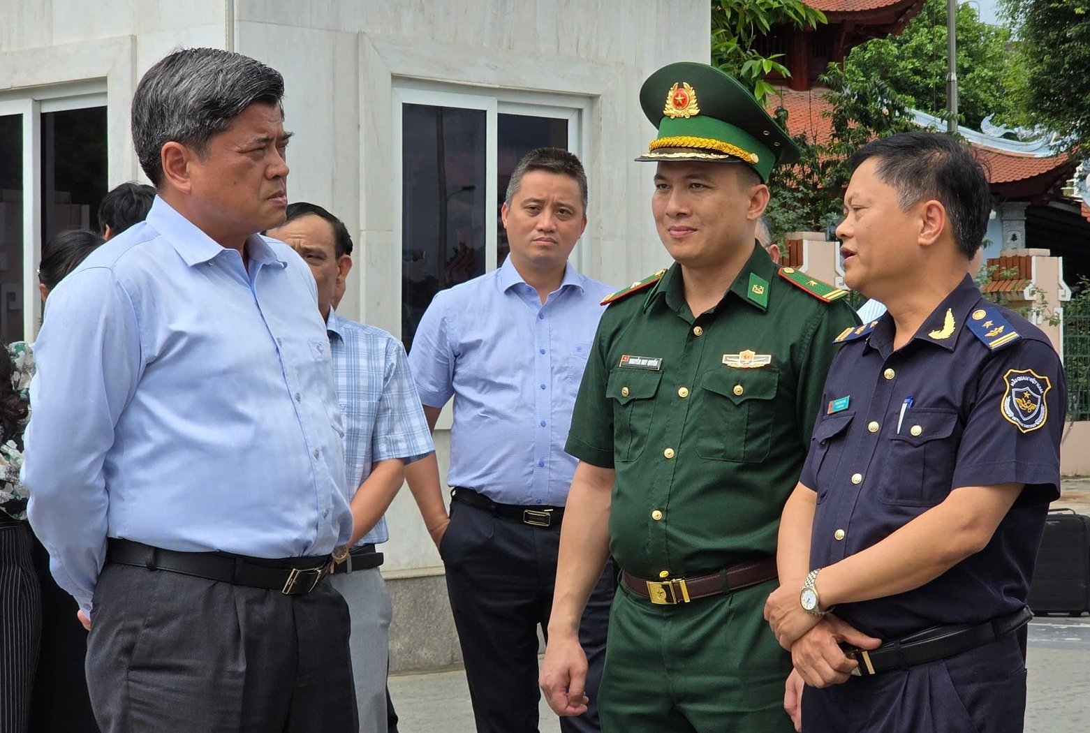 Thứ trưởng Trần Thanh Nam nghe báo cáo nhanh từ lực lượng Biên phòng và Hải quan tại Cửa khẩu Quốc tế Lào Cai. Ảnh: Tú Thành. Thứ trưởng Trần Thanh Nam nghe báo cáo nhanh từ lực lượng Biên phòng và Hải quan tại Cửa khẩu Quốc tế Lào Cai. Ảnh: Tú Thành.