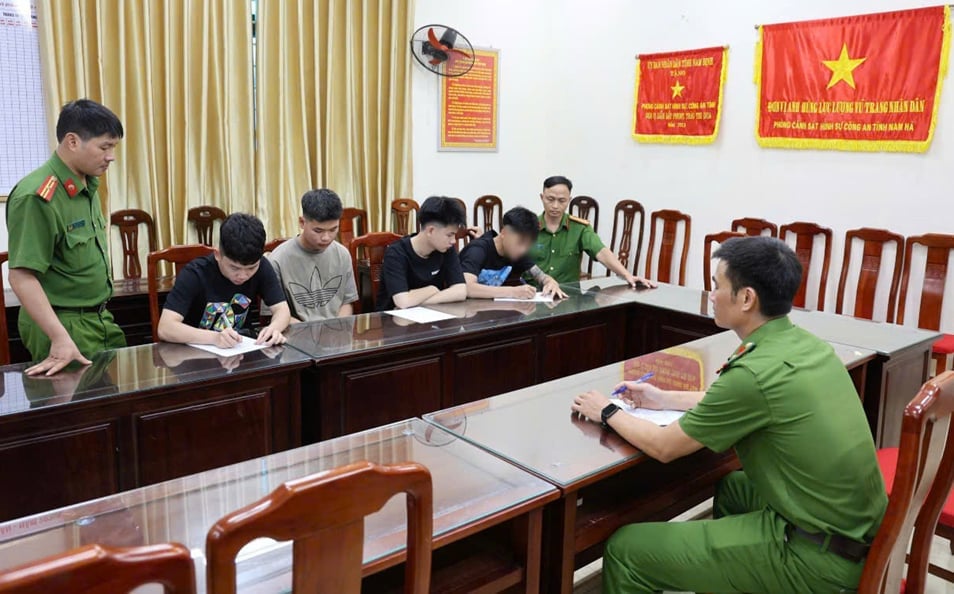Công an tỉnh Nam Định vừa ra quyết định tạm giữ hình sự nhóm thanh, thiếu niên để điều tra hành vi ‘Gây rối trật tự công cộng’. Ảnh: Công an tỉnh Nam Định. Công an tỉnh Nam Định vừa ra quyết định tạm giữ hình sự nhóm thanh, thiếu niên để điều tra hành vi ‘Gây rối trật tự công cộng’. Ảnh: Công an tỉnh Nam Định.