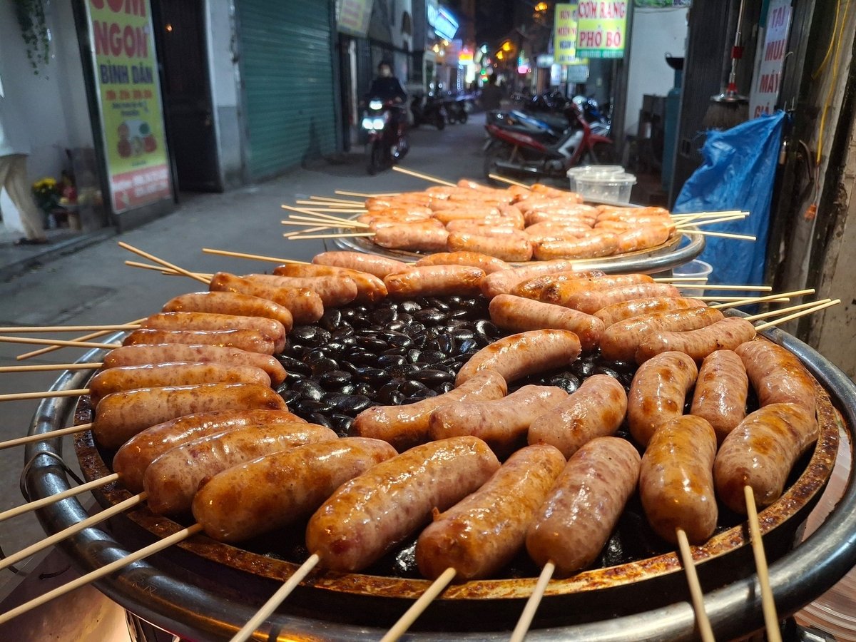Thực phẩm đông lạnh không rõ nguồn gốc, xuất xứ có mặt tại các quán đồ nướng. Ảnh: HK. Thực phẩm đông lạnh không rõ nguồn gốc, xuất xứ có mặt tại các quán đồ nướng. Ảnh: HK.
