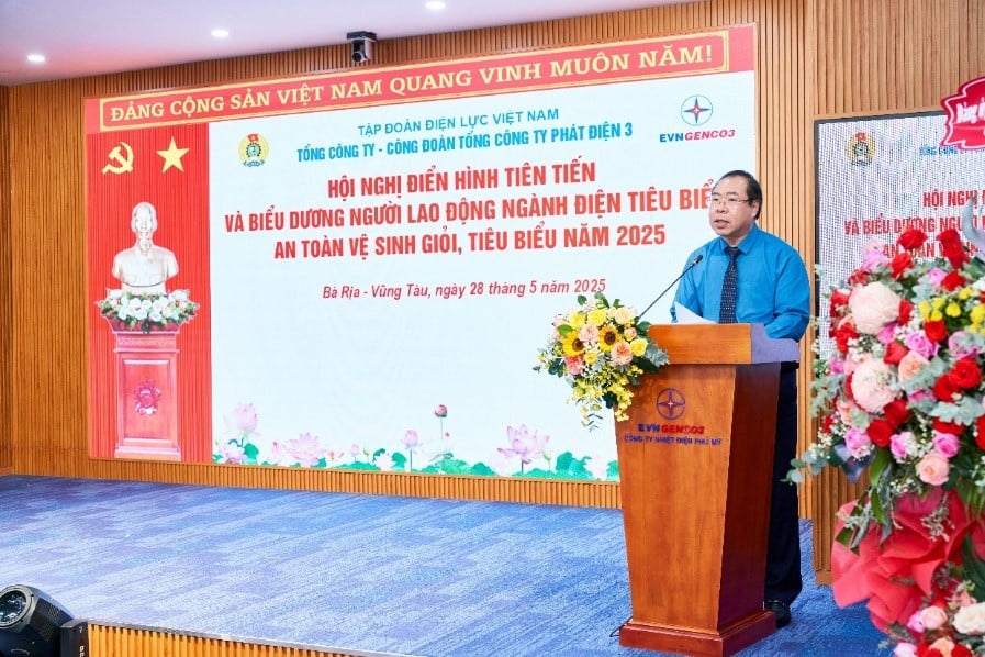 Ông Đỗ Đức Hùng - Chủ tịch Công đoàn ĐLVN phát biểu tại lễ biểu dương.Ảnh: EVNGENCO3. Ông Đỗ Đức Hùng - Chủ tịch Công đoàn ĐLVN phát biểu tại lễ biểu dương.Ảnh: EVNGENCO3.