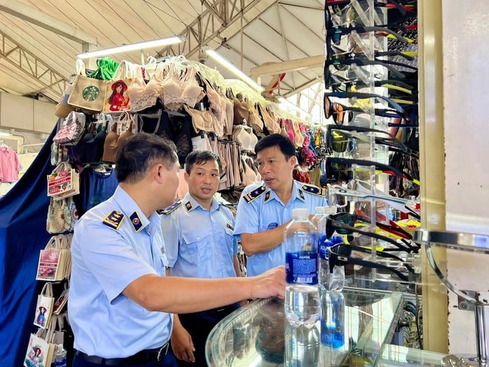 Lực lượng chức năng kiểm tra quầy mắt kính. Ảnh: Nguyễn Hải - Anh Vũ Lực lượng chức năng kiểm tra quầy mắt kính. Ảnh: Nguyễn Hải - Anh Vũ