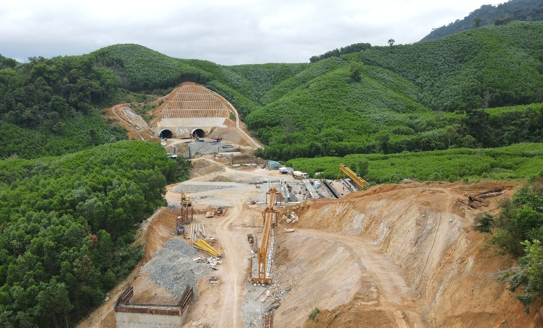 Các nhà thầu thực hiện dự án đường bộ cao tốc Khánh Hòa - Buôn Ma Thuột đang nỗ lực thi công. Ảnh: AS. Các nhà thầu thực hiện dự án đường bộ cao tốc Khánh Hòa - Buôn Ma Thuột đang nỗ lực thi công. Ảnh: AS.