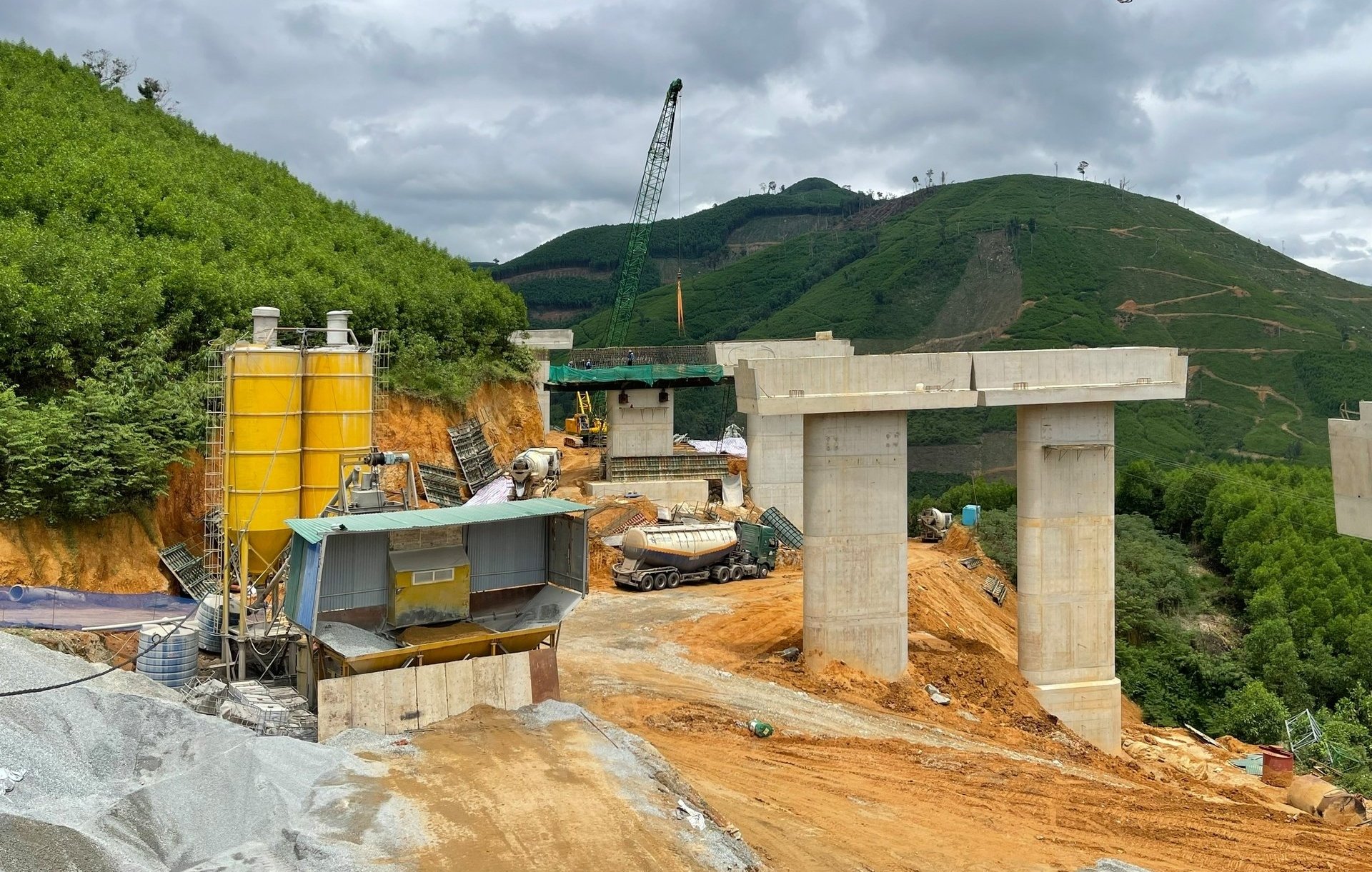 Tỉnh Khánh Hòa cấp mỏ đất, đá tại xã Ninh Thượng cho Công ty TNHH Tập đoàn Sơn Hải để phục vụ dự án đường bộ cao tốc Khánh Hòa - Buôn Ma Thuột. Ảnh: AS. Tỉnh Khánh Hòa cấp mỏ đất, đá tại xã Ninh Thượng cho Công ty TNHH Tập đoàn Sơn Hải để phục vụ dự án đường bộ cao tốc Khánh Hòa - Buôn Ma Thuột. Ảnh: AS.