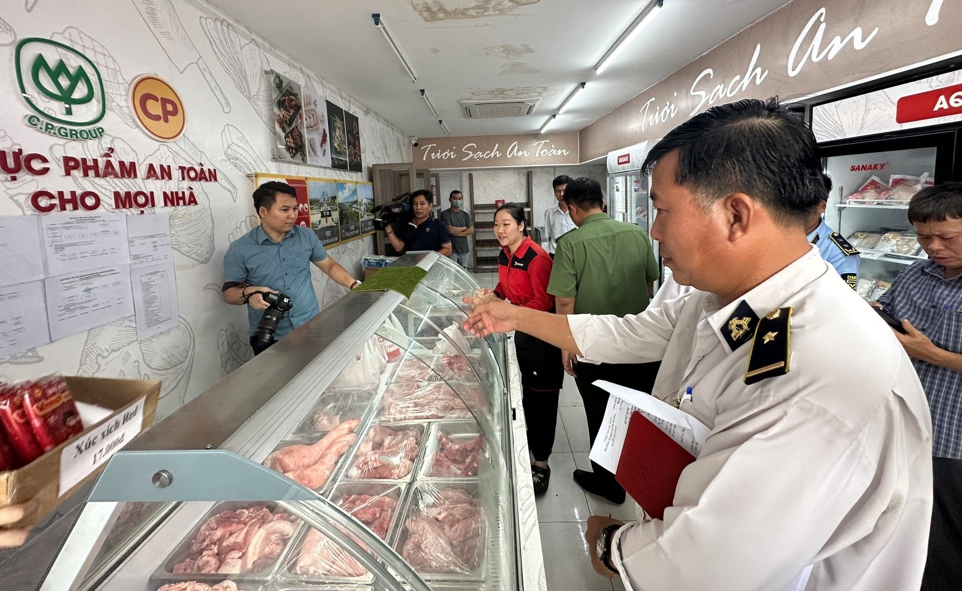 Đoàn kiểm tra liên ngành tỉnh Sóc Trăng kiểm tra cửa hàng thực phẩm CP Fresh Shop (thị trấn Mỹ Xuyên, huyện Mỹ Xuyên, Sóc Trăng) chiều 30/5. Ảnh: Kim Anh.