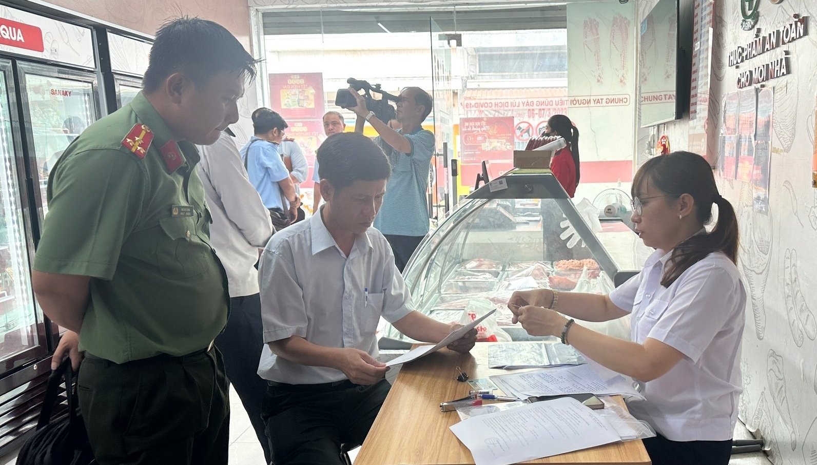Cửa hàng thực phẩm CP Fresh Shop đủ các điều kiện đảm bảo an toàn thực phẩm, sản phẩm thịt heo đã có lăn dấu của thú y. Ảnh: Kim Anh.