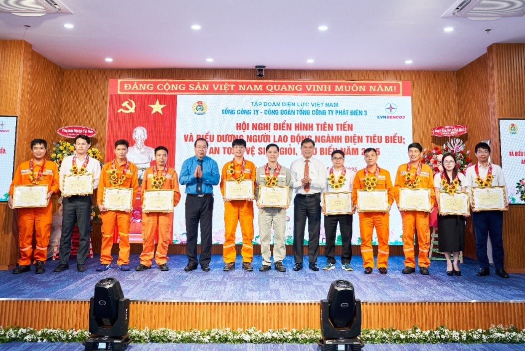 Ông Đỗ Đức Hùng - Chủ tịch Công đoàn Điện lực Việt Nam và ông Đinh Quốc Lâm - Bí thư Đảng ủy, Chủ tịch HĐQT TCT Phát điện 3 tặng hoa chúc mừng và trao Bằng khen của Tập đoàn Điện lực Quốc gia Việt Nam cho các cá nhân điển hình tiên tiến. Ảnh: EVNGENCO3. Ông Đỗ Đức Hùng - Chủ tịch Công đoàn Điện lực Việt Nam và ông Đinh Quốc Lâm - Bí thư Đảng ủy, Chủ tịch HĐQT TCT Phát điện 3 tặng hoa chúc mừng và trao Bằng khen của Tập đoàn Điện lực Quốc gia Việt Nam cho các cá nhân điển hình tiên tiến. Ảnh: EVNGENCO3.