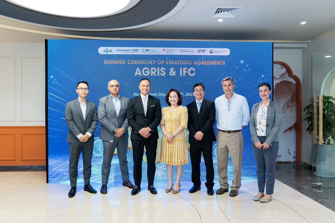 Chủ tịch AgriS - Bà Đặng Huỳnh Ức My (thứ 4 từ trái qua) cùng Trưởng Văn phòng IFC tại TP. Hồ Chí Minh – Ông Darryl James Dong (thứ 3 từ trái qua) tại Lễ Ký kết. Chủ tịch AgriS - Bà Đặng Huỳnh Ức My (thứ 4 từ trái qua) cùng Trưởng Văn phòng IFC tại TP. Hồ Chí Minh – Ông Darryl James Dong (thứ 3 từ trái qua) tại Lễ Ký kết.