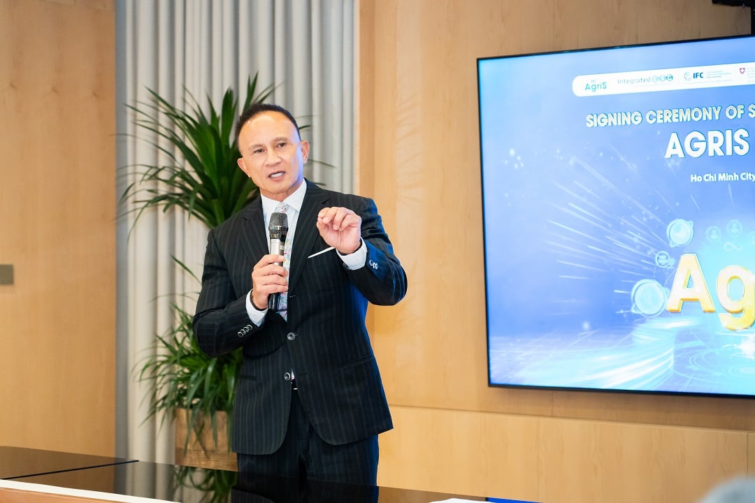 Ông Darryl Dong nhấn mạnh tầm quan trọng của tăng cường quản trị ESG trong doanh nghiệp để định hình chuẩn mới cho nền nông nghiệp Việt Nam. Ông Darryl Dong nhấn mạnh tầm quan trọng của tăng cường quản trị ESG trong doanh nghiệp để định hình chuẩn mới cho nền nông nghiệp Việt Nam.
