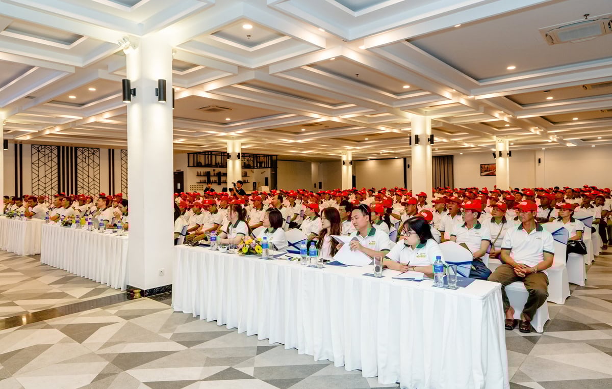 Hơn 300 nông dân tiêu biểu đến từ nhiều tỉnh thành đã tham gia sự kiện để trao đổi, học hỏi kinh nghiệm và tiếp cận những tiến bộ kỹ thuật sinh học hiện đại. Ảnh: Lê Hoàng Vũ. Hơn 300 nông dân tiêu biểu đến từ nhiều tỉnh thành đã tham gia sự kiện để trao đổi, học hỏi kinh nghiệm và tiếp cận những tiến bộ kỹ thuật sinh học hiện đại. Ảnh: Lê Hoàng Vũ.