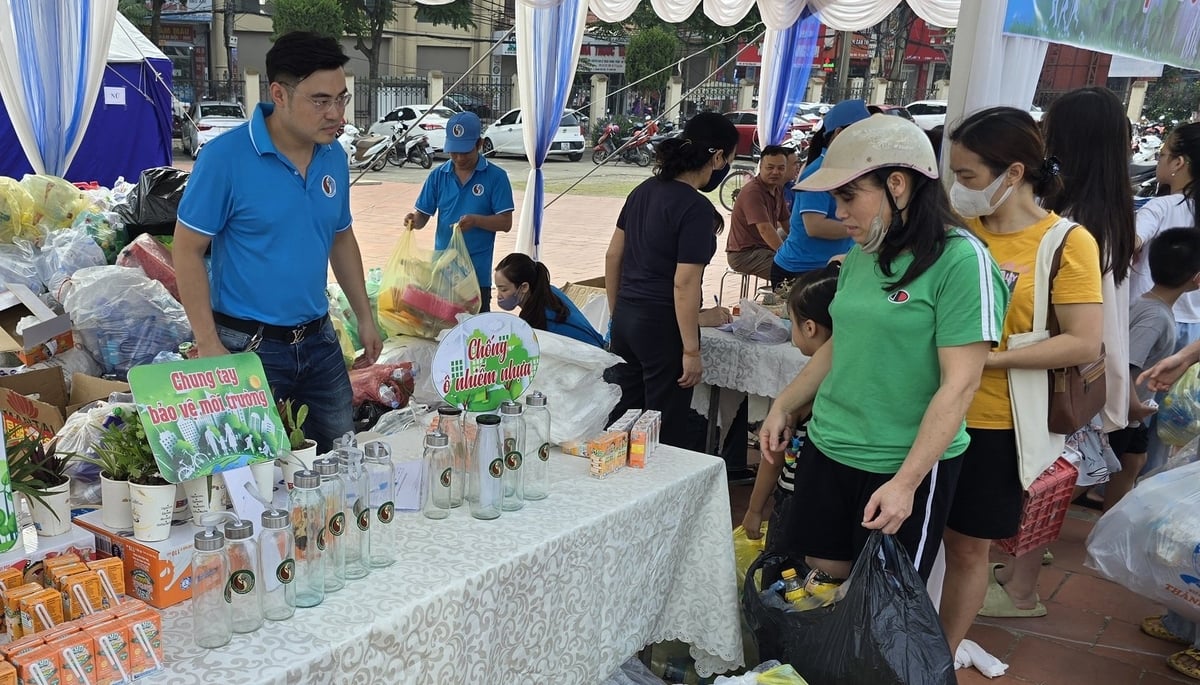 Người dân thành phố Lạng Sơn đổi rác thải nhựa lấy quà. Ảnh: Hoàng Nghĩa. Người dân thành phố Lạng Sơn đổi rác thải nhựa lấy quà. Ảnh: Hoàng Nghĩa.