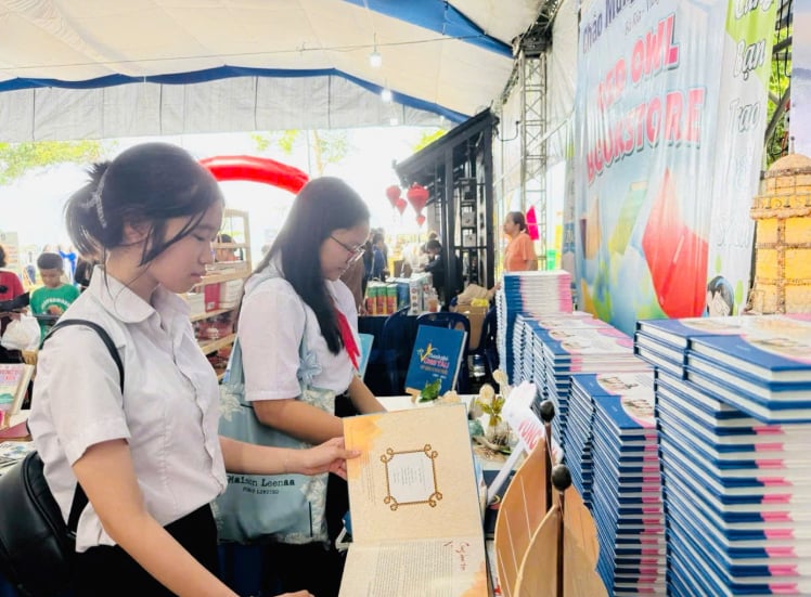 Các em thiếu nhi tham quan, đọc sách tại các gian trưng bày sách. Ảnh: Ban tổ chức.