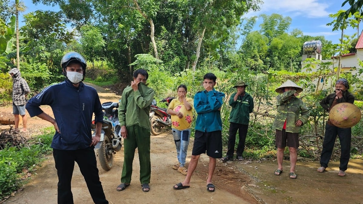 Người dân thôn Long Tiến tập trung tại ao cá để bảo vệ hiện trường. Ảnh: Quốc Toản. Người dân thôn Long Tiến tập trung tại ao cá để bảo vệ hiện trường. Ảnh: Quốc Toản.