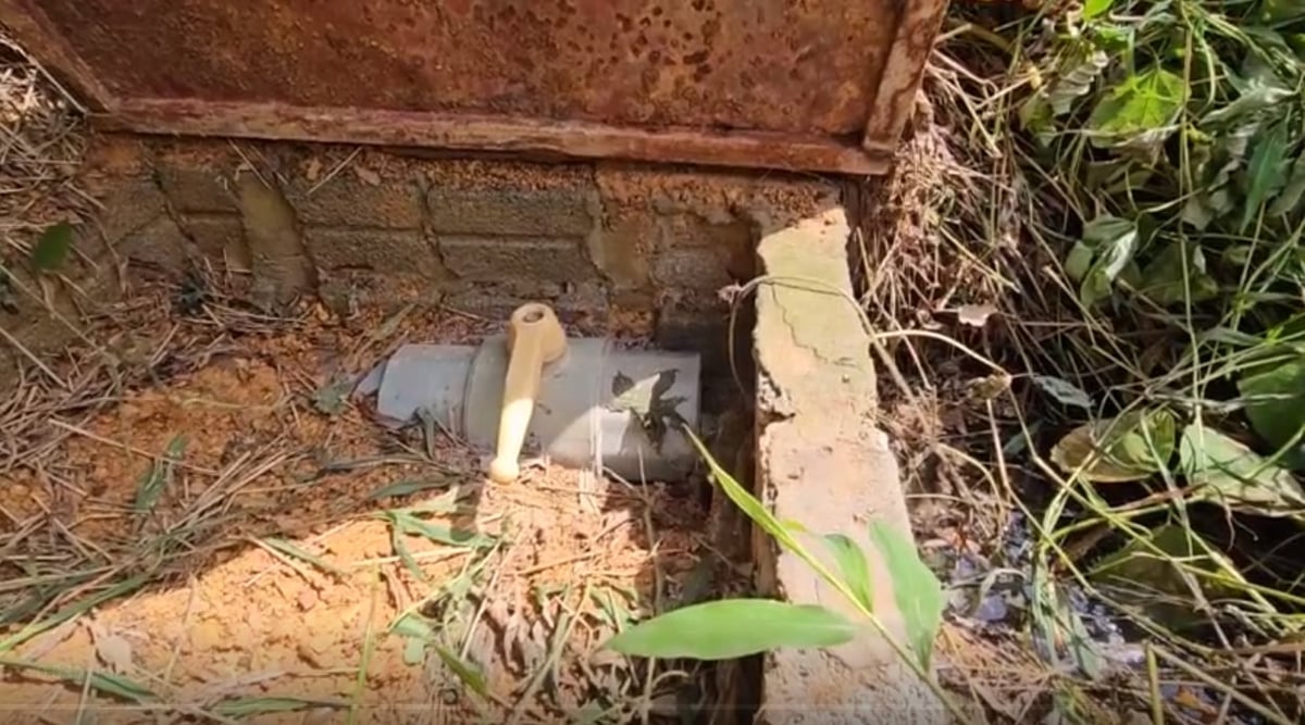 Nước từ ao bèo rộng hàng nghìn m2 được đẩy thẳng ra môi trường thông qua đường ống. Tại vị trí xả phát hiện nước có màu đen, bốc mùi thối đặc trưng của phân lợn. Ảnh: Quốc Toản. Nước từ ao bèo rộng hàng nghìn m2 được đẩy thẳng ra môi trường thông qua đường ống. Tại vị trí xả phát hiện nước có màu đen, bốc mùi thối đặc trưng của phân lợn. Ảnh: Quốc Toản.