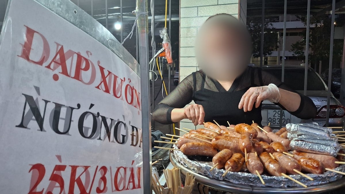 Lạp xưởng nướng đá được bán với giá 25.000 đồng/3 cái. Ảnh: HK. Lạp xưởng nướng đá được bán với giá 25.000 đồng/3 cái. Ảnh: HK.