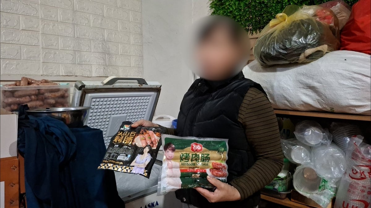 Lạp xưởng đông lạnh được bán tại các cửa hàng đồ nướng. Ảnh: HK. Lạp xưởng đông lạnh được bán tại các cửa hàng đồ nướng. Ảnh: HK.