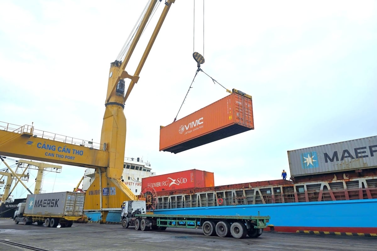 Tuyến vận tải biển Mekong Express sẽ trở thành 'mạch máu' giao thương quan trọng, góp phần hiện thực hóa chiến lược phát triển kinh tế xanh, bền vững cho cả vùng ĐBSCL. Ảnh: Kim Anh. Tuyến vận tải biển Mekong Express sẽ trở thành 'mạch máu' giao thương quan trọng, góp phần hiện thực hóa chiến lược phát triển kinh tế xanh, bền vững cho cả vùng ĐBSCL. Ảnh: Kim Anh.