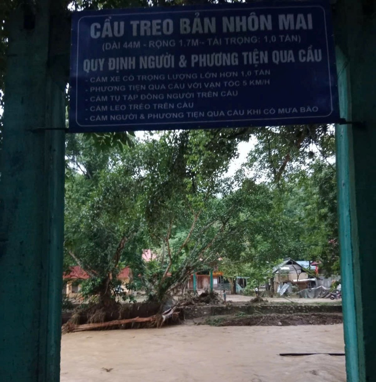 Lũ quét lớn khiến cầu treo bản Nhôn Mai bị cuốn trôi chỉ còn lại biển báo. Ảnh: Người dân cung cấp. Lũ quét lớn khiến cầu treo bản Nhôn Mai bị cuốn trôi chỉ còn lại biển báo. Ảnh: Người dân cung cấp.
