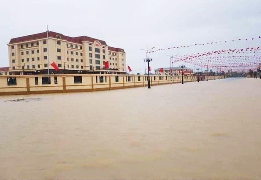 Dự án 'Hệ thống tiêu thoát lũ, chống ngập úng khu vực Trung tâm hành chính huyện Kỳ Anh và vùng phụ cận' khó hoàn thành trong tháng 12/2025 do công tác bàn giao mặt bằng chậm. Ảnh: Thanh Nga. Dự án 'Hệ thống tiêu thoát lũ, chống ngập úng khu vực Trung tâm hành chính huyện Kỳ Anh và vùng phụ cận' khó hoàn thành trong tháng 12/2025 do công tác bàn giao mặt bằng chậm. Ảnh: Thanh Nga.