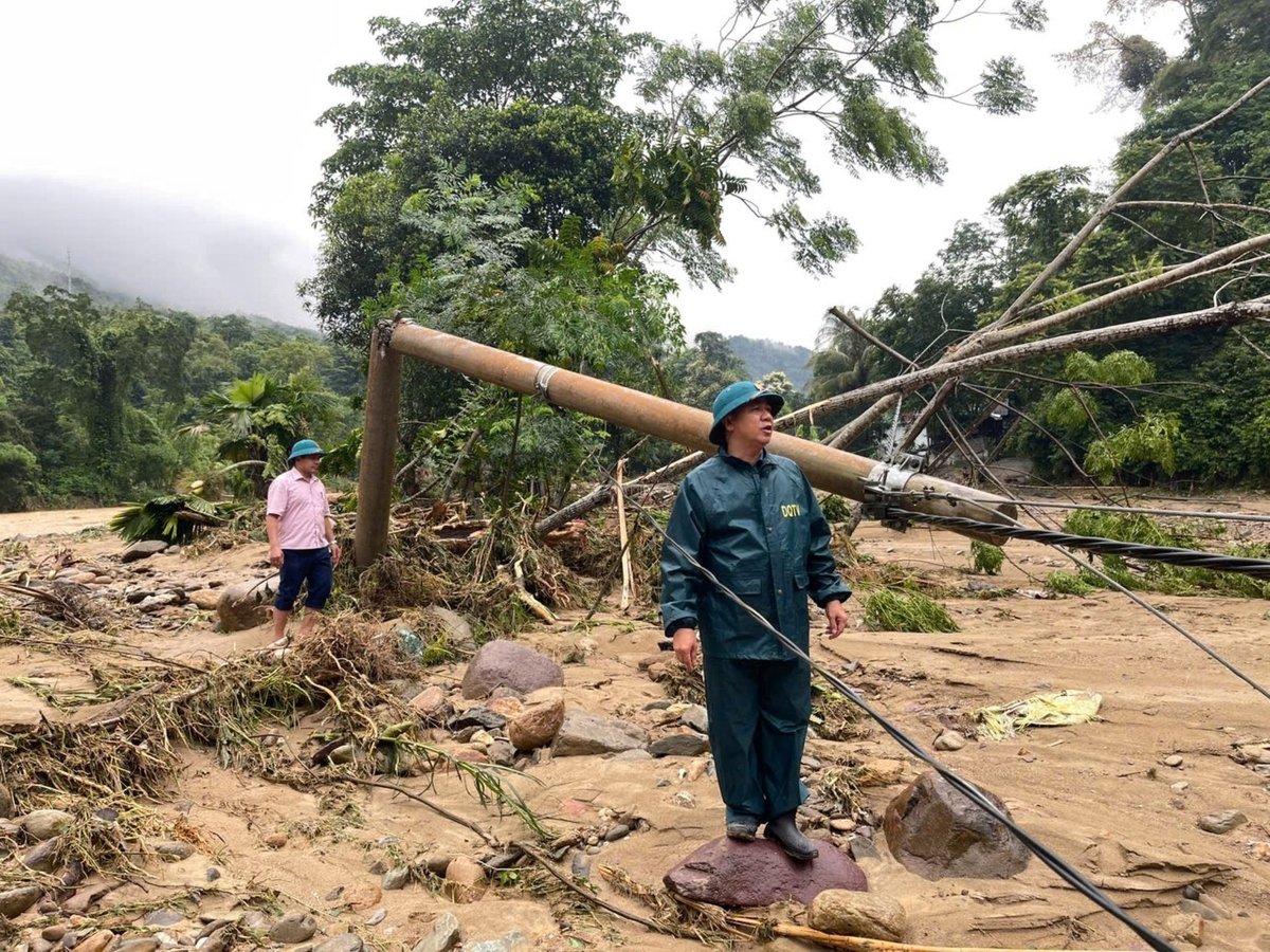 Cột điện bị lũ quét gãy đổ. Ảnh: Người dân cung cấp. Cột điện bị lũ quét gãy đổ. Ảnh: Người dân cung cấp.