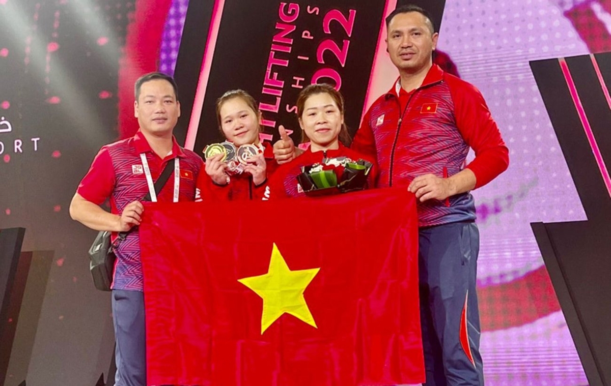 Vận động viên Quàng Thị Tâm (thứ 2 từ trái qua) và vận động viên Hoàng Thị Duyên là 2 viên ngọc của cử tạ Lào Cai và quốc gia. Ảnh: Tô Dung. Vận động viên Quàng Thị Tâm (thứ 2 từ trái qua) và vận động viên Hoàng Thị Duyên là 2 viên ngọc của cử tạ Lào Cai và quốc gia. Ảnh: Tô Dung.